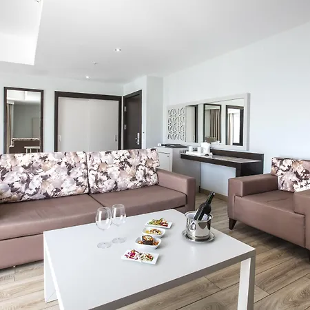 Aria Claros & Özdere